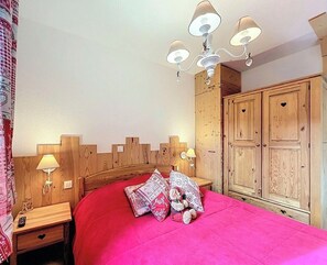 2 slaapkamers, reisbedje