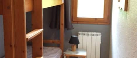2 slaapkamers, reisbedje