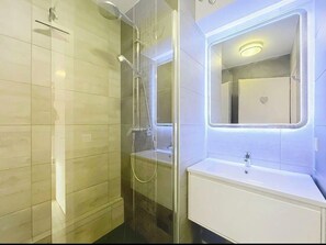 Shower, hair dryer - Le Corbier, your sunny T3 at the foot of the slopes, ideal for the whole family! (Villarembert)