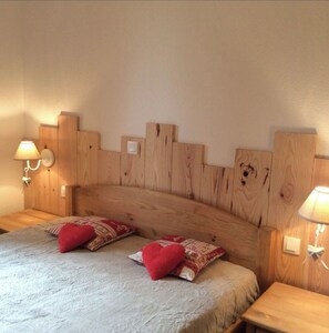 2 bedrooms, travel cot