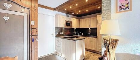 Jääkaappi, mikroaaltouuni, uuni, liesi