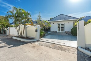 Vista frontal de la propiedad