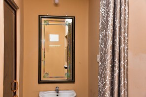 Buồng tắm vòi sen, đồ dùng nhà tắm miễn phí, khăn tắm, xà phòng