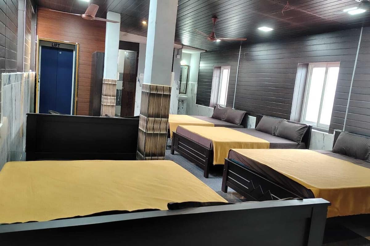 Una habitación con cama, escritorio y una silla.