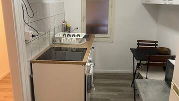 Apartemen, 2 kamar tidur, Bebas Asap Rokok, pemandangan kota | Dapur pribadi | Lemari es, microwave, kompor, dan peralatan masak/sendok-piring