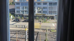 Näkymä kerrostaloon, jonka ensimmäisessä kerroksessa on ravintola.