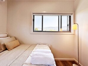 1 غرفة نوم ومكواة/لوح كي وواي فاي وملاءات أسرّة