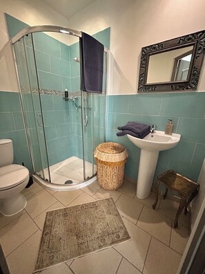 Een haardroger, handdoeken