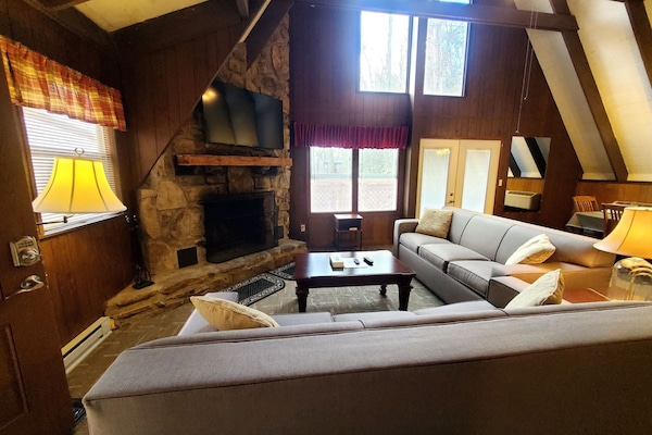Signature Chalet, 3 Bedrooms, Patio, Mountainside | Living room | 32-inch Smart TV with cable channels, fireplace
