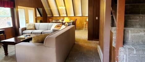 Chalet Prestigio, 3 habitaciones, patio, junto a la montaña | Sala de estar | Smart TV de 32 pulgadas con canales por cable y chimenea