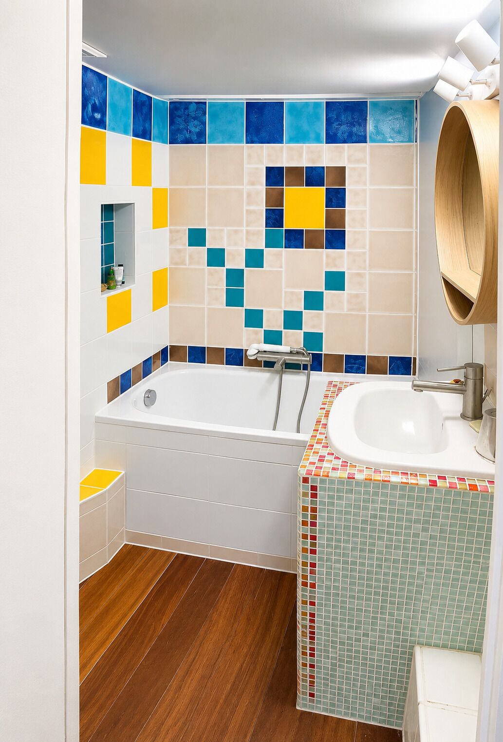 Un bagno con una vasca, un lavandino e uno specchio.