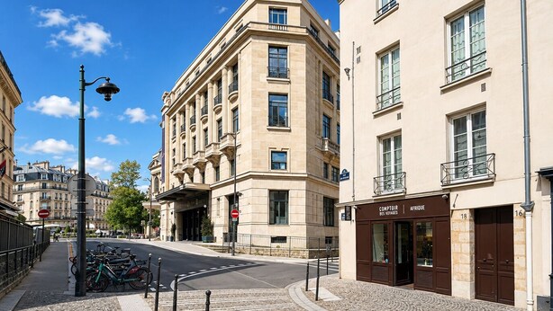 A cobblestone street with historic buildings, a closed 'COMPTOR DES VOYAGES' sign, and bicycles parked on the sidewalk. - 💙Studio Saint Victor, next to Notre Dame 🤍, lovely decorated, very quiet ❤️ (Paris)