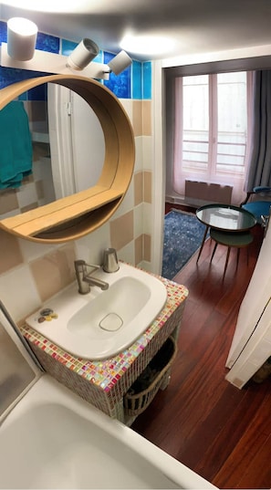 Serviettes fournies, savon, papier toilette