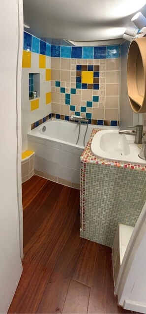 Douche, serviettes fournies, savon, papier toilette