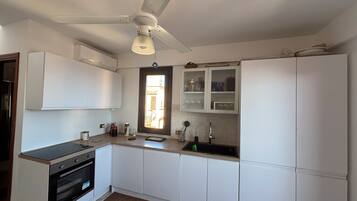 Frigorifero, forno, piano cottura, lavastoviglie