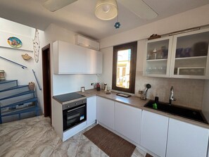 Fridge, oven, stovetop, dishwasher