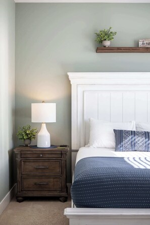 2 室のベッドルーム、デスク、アイロン / アイロン台、旅行用ベビーベッド