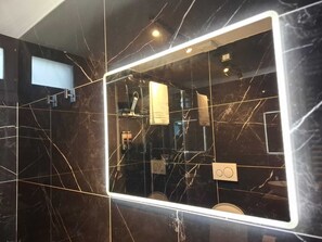 Secadora de cabello, toallas, jabón, papel de baño 