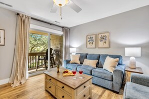 TV, books - 1691 Bluff Villa @ Sea Pines | Walk to South Beach | Tennis, Pickleball & Golf (Hilton Head Island)