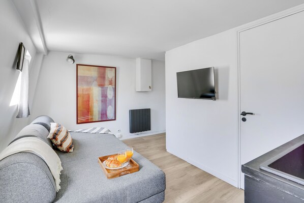 City Apartment, 1 Double Bed with Sofa bed, Non Smoking | Living area | 40-inch Smart TV with satellite channels