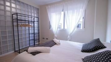 2 dormitoris, planxa i posts de planxar i un bressol de viatge