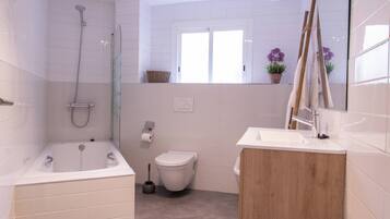 Regadera, secadora de cabello, toallas, jabón