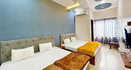 Tirupati Palace-near Mahakaleswar Temple