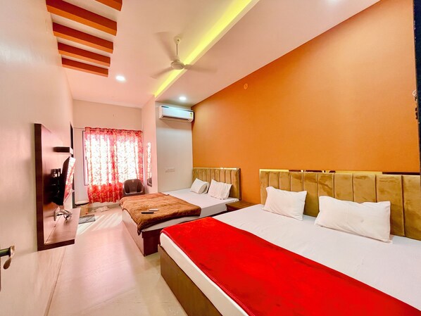 Habitación triple superior | Ropa de cama de alta calidad y escritorio