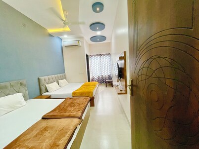 Tirupati Palace-near Mahakaleswar Temple