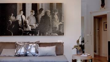 Deluxe Suite | Living room