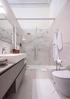 Deluxe Suite | Bathroom