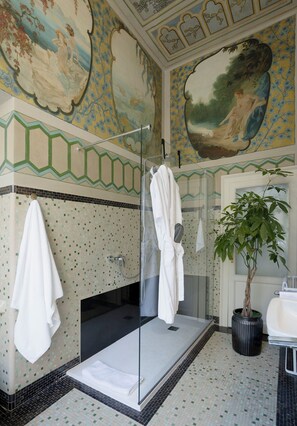 Habitación de diseño | Baño | Ducha, artículos de higiene personal gratuitos y secador de pelo