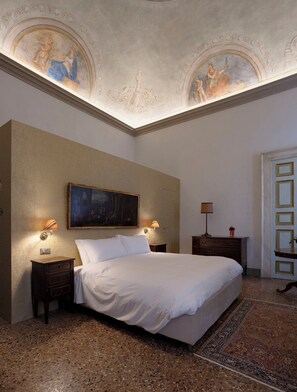 Deluxe-sviitti | Ylelliset vuodevaatteet, minibaari, tallelokero huoneessa