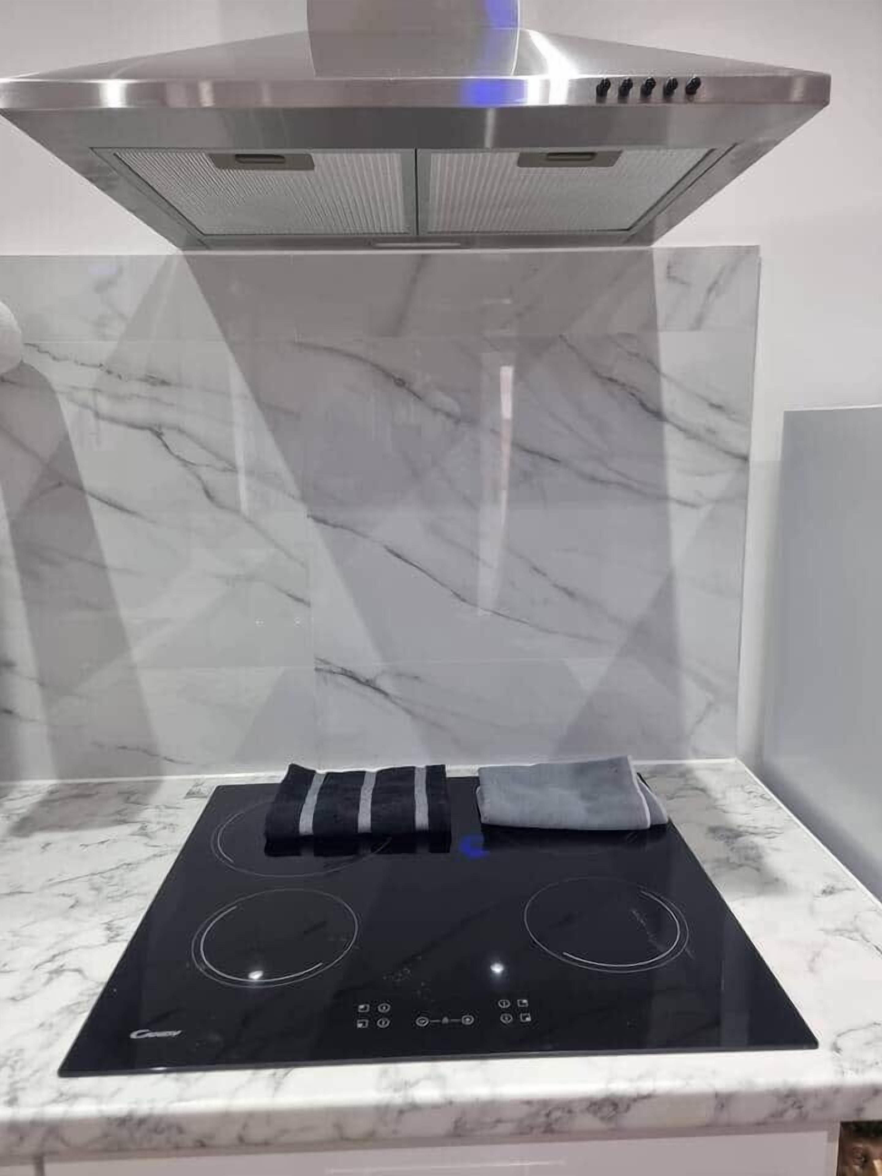 Een koelkast, een koffiezetapparaat/waterkoker