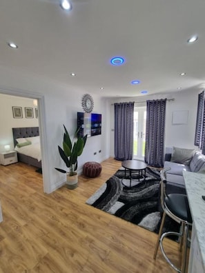 1 habitación, tabla de planchar con plancha, wifi gratis y ropa de cama