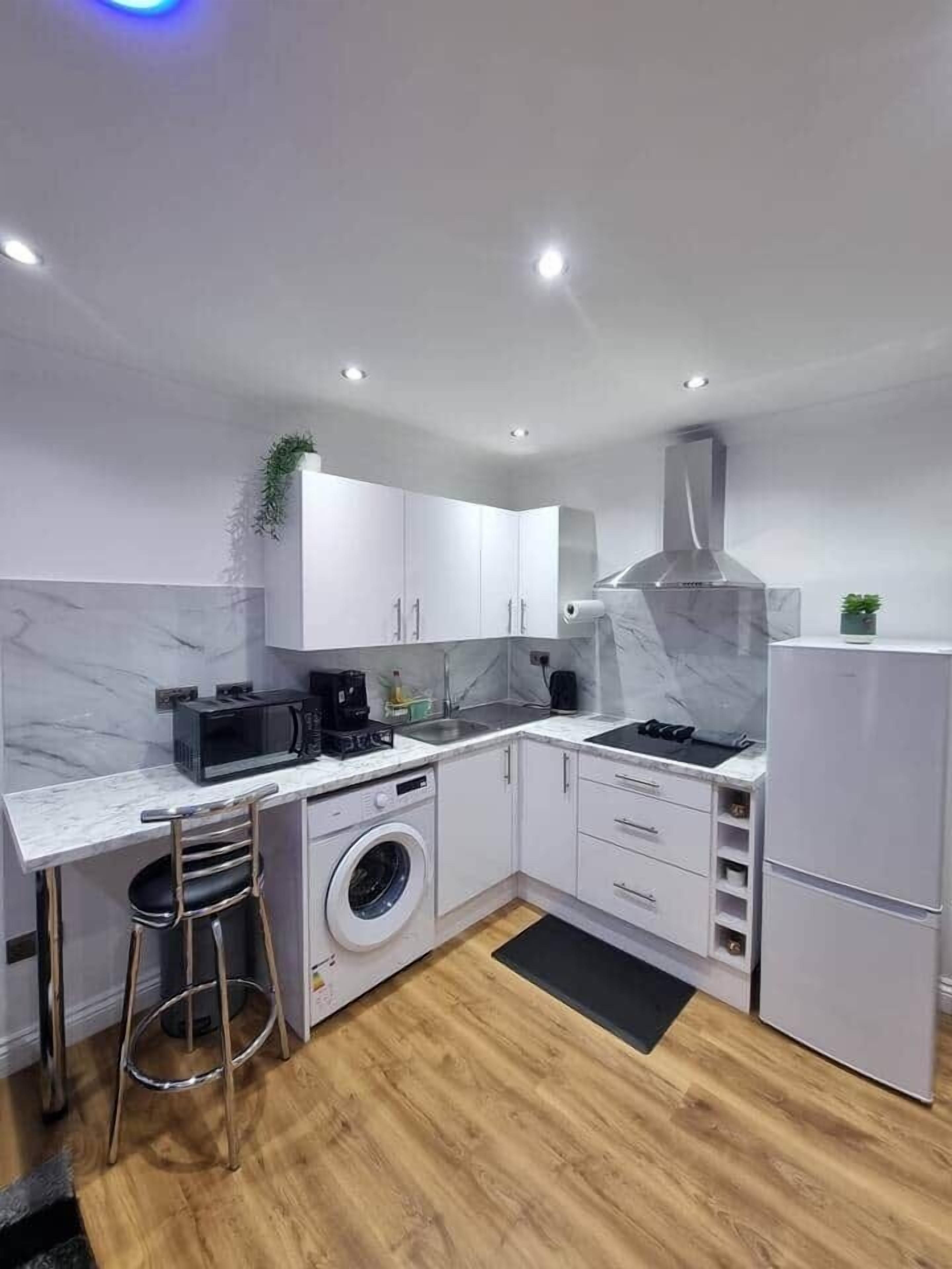 Refrigerador, cafetera y tetera y utensilios de cocina 