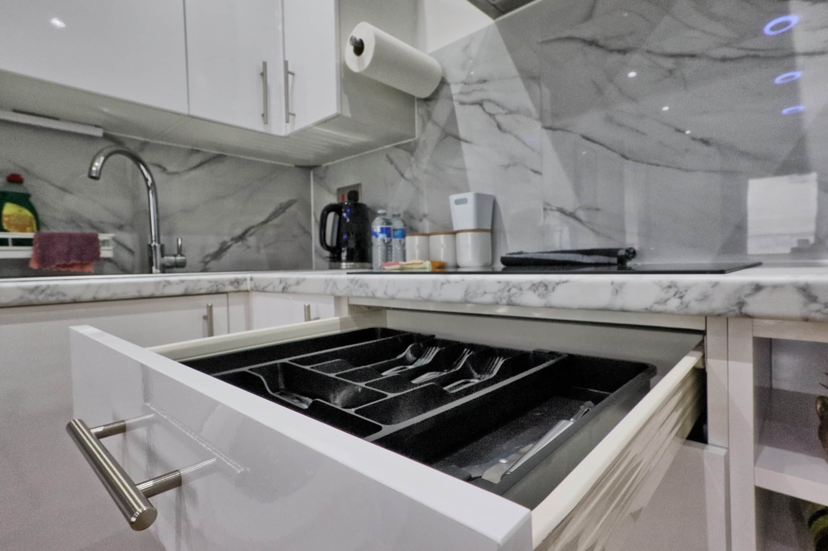 Geladeira, cafeteira/chaleira, talheres/pratos/utensílios de cozinha