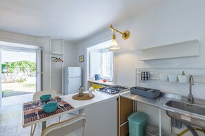 Private kitchenette - Romantic Place with Pines, cats and Stunning view (Naples)
