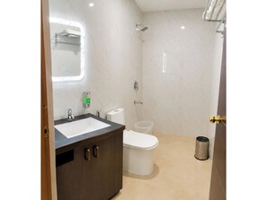 Deluxe Double Room, Air conditioning | Bathroom | Shower, rainfall showerhead, slippers, bidet - Hotel Kashi Cottage Varanasi (Varanasi)