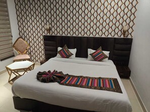 Ropa de cama hipoalergénica, escritorio y sistema de insonorización