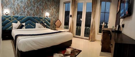 Deluxe Double Room, Air conditioning | Hypo-allergenic bedding, desk, soundproofing, free WiFi