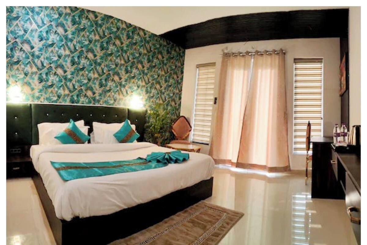 デラックス ダブルルーム 冷房 | 低刺激性寝具、デスク、防音設備、WiFi (無料)