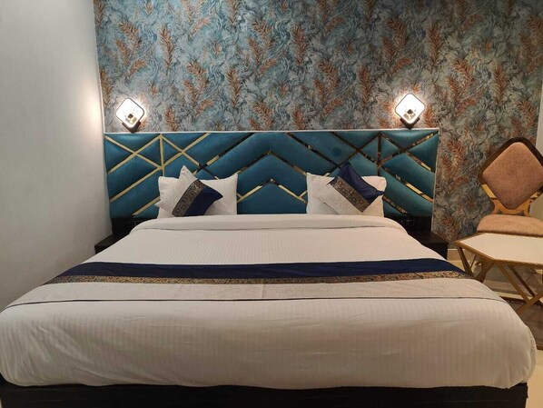 Deluxe Double Room, Air conditioning | Hypo-allergenic bedding, desk, soundproofing, free WiFi
