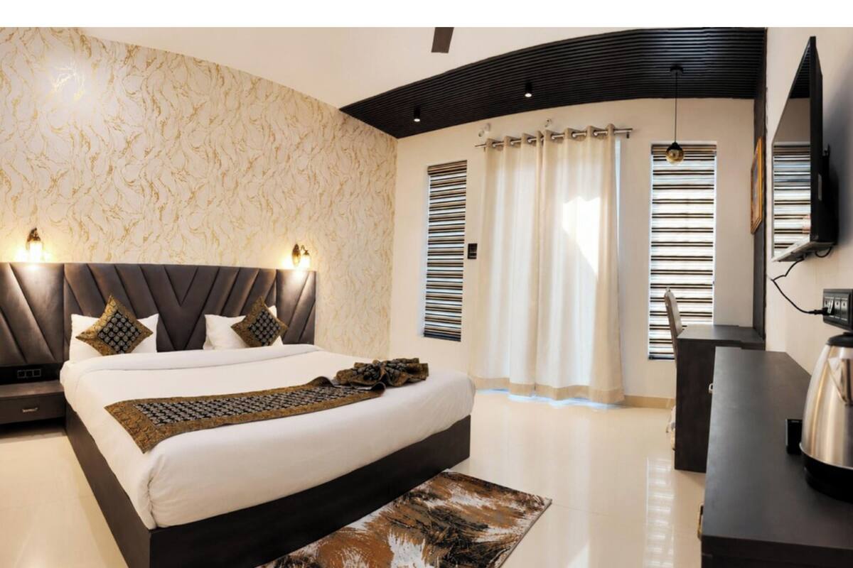 Deluxe Double Room, Air conditioning | Hypo-allergenic bedding available, desk, soundproofing, WiFi (free)