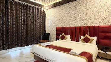 Hypo-allergenic bedding, desk, soundproofing, free WiFi