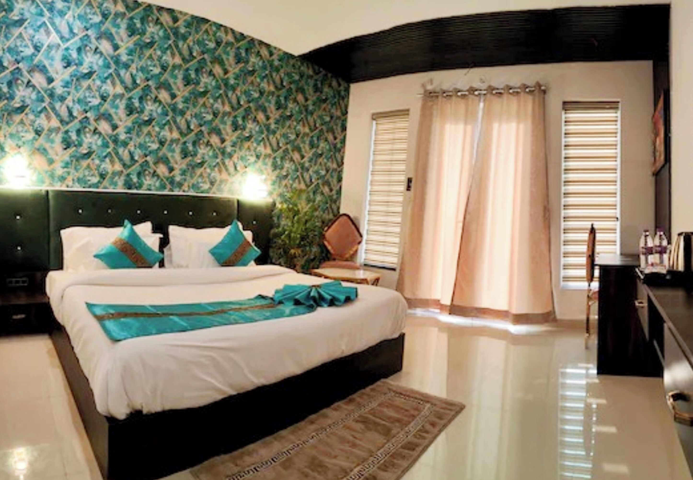 Hypo-allergenic bedding, desk, soundproofing, free WiFi