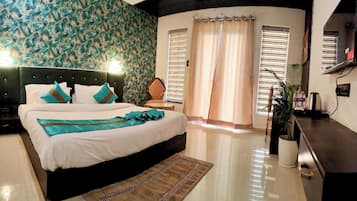 Hypo-allergenic bedding, desk, soundproofing, free WiFi