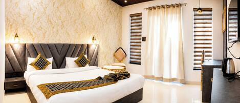Hypo-allergenic bedding available, desk, soundproofing, WiFi (free)