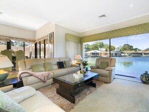 TV, fireplace, books - Beauty Between Lake & River (South Yunderup)