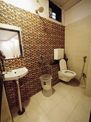 Family Room | Bathroom